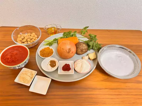 「【肉なしでも大満足】お手軽スパイスで本格的な「ベジタリアンカレー」作ってみた！プロの一手はトマトの酸味♪」の画像