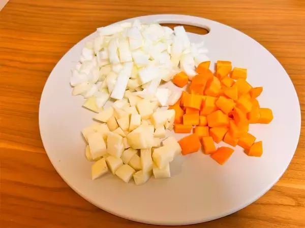 「【肉なしでも大満足】お手軽スパイスで本格的な「ベジタリアンカレー」作ってみた！プロの一手はトマトの酸味♪」の画像