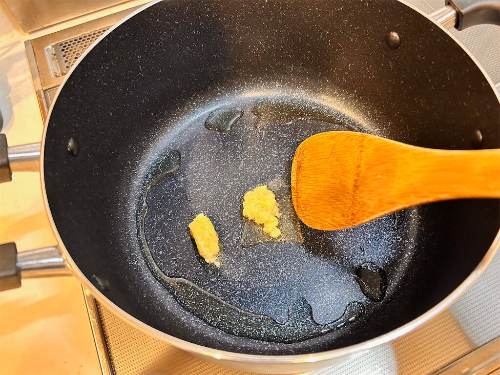 【肉なしでも大満足】お手軽スパイスで本格的な「ベジタリアンカレー」作ってみた！プロの一手はトマトの酸味♪