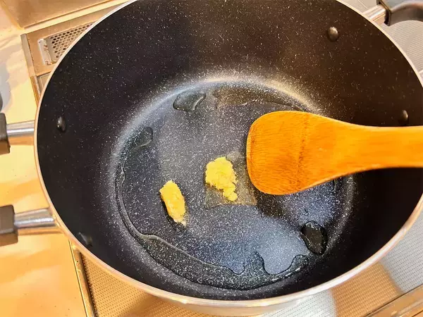 「【肉なしでも大満足】お手軽スパイスで本格的な「ベジタリアンカレー」作ってみた！プロの一手はトマトの酸味♪」の画像