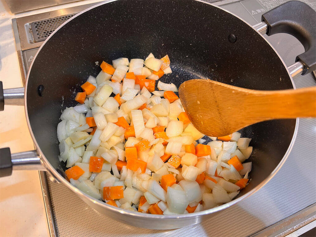 【肉なしでも大満足】お手軽スパイスで本格的な「ベジタリアンカレー」作ってみた！プロの一手はトマトの酸味♪