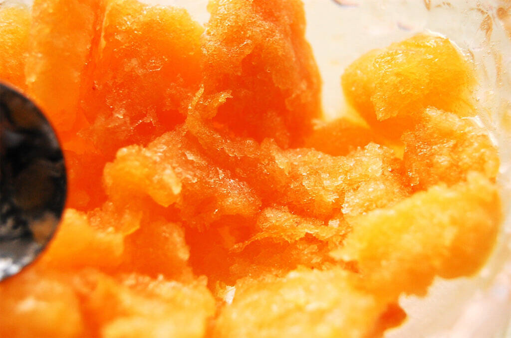 【熟しすぎ柿を救済】柔らかくなったら「冷凍」が大正解♪手で潰して凍らせる、以上！3か月もつって♡