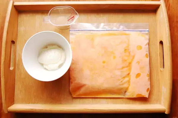 「【熟しすぎ柿を救済】柔らかくなったら「冷凍」が大正解♪手で潰して凍らせる、以上！3か月もつって♡」の画像