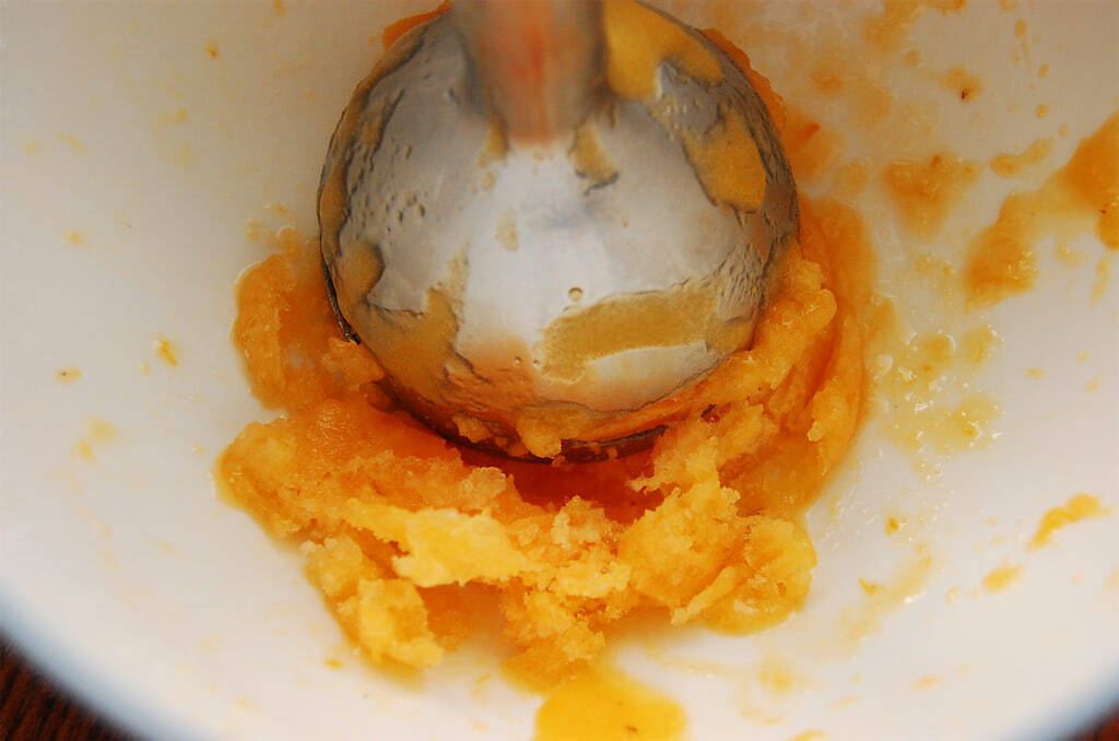 【熟しすぎ柿を救済】柔らかくなったら「冷凍」が大正解♪手で潰して凍らせる、以上！3か月もつって♡