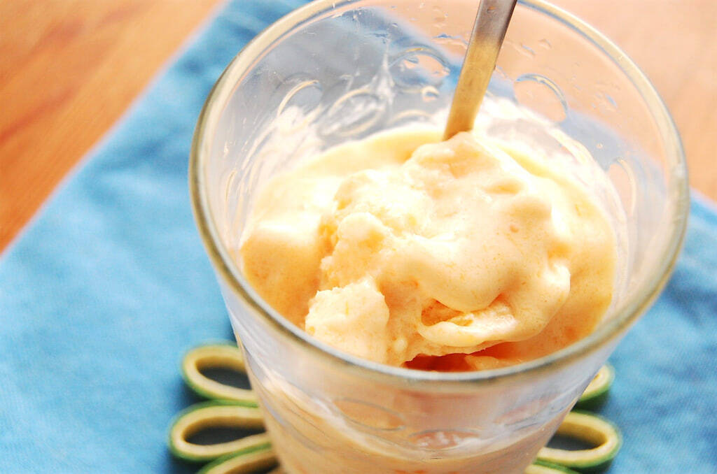 【熟しすぎ柿を救済】柔らかくなったら「冷凍」が大正解♪手で潰して凍らせる、以上！3か月もつって♡