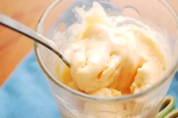 「【熟しすぎ柿を救済】柔らかくなったら「冷凍」が大正解♪手で潰して凍らせる、以上！3か月もつって♡」の画像