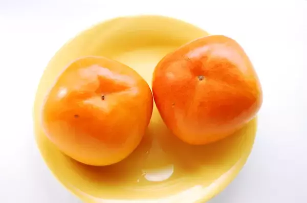 「【熟しすぎ柿を救済】柔らかくなったら「冷凍」が大正解♪手で潰して凍らせる、以上！3か月もつって♡」の画像