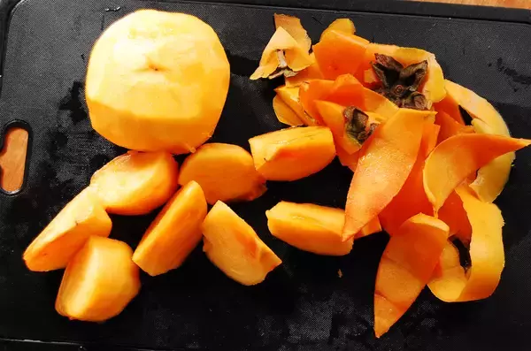 「【熟しすぎ柿を救済】柔らかくなったら「冷凍」が大正解♪手で潰して凍らせる、以上！3か月もつって♡」の画像