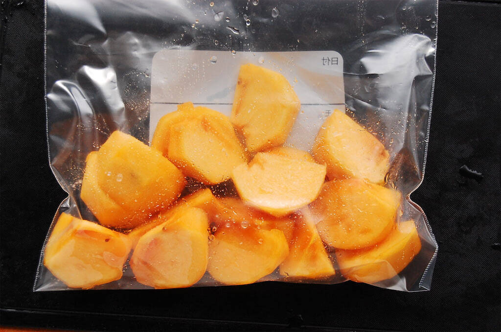 【熟しすぎ柿を救済】柔らかくなったら「冷凍」が大正解♪手で潰して凍らせる、以上！3か月もつって♡