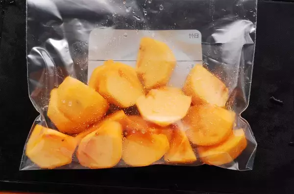 「【熟しすぎ柿を救済】柔らかくなったら「冷凍」が大正解♪手で潰して凍らせる、以上！3か月もつって♡」の画像