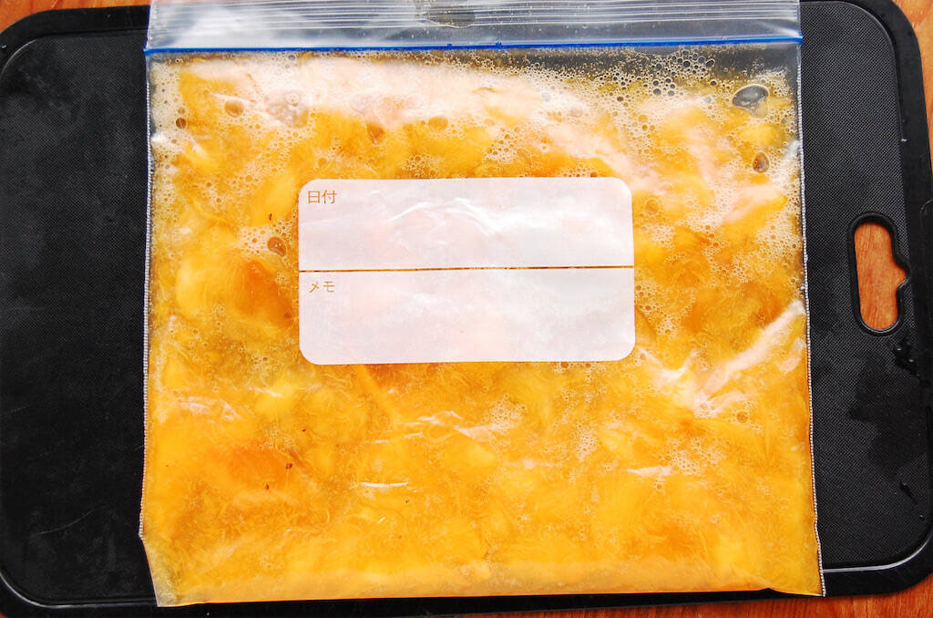 【熟しすぎ柿を救済】柔らかくなったら「冷凍」が大正解♪手で潰して凍らせる、以上！3か月もつって♡