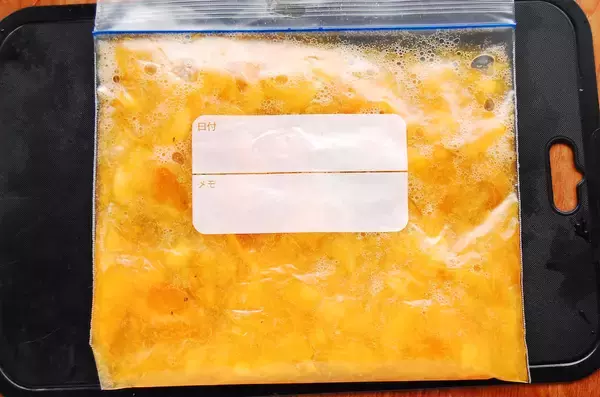 「【熟しすぎ柿を救済】柔らかくなったら「冷凍」が大正解♪手で潰して凍らせる、以上！3か月もつって♡」の画像