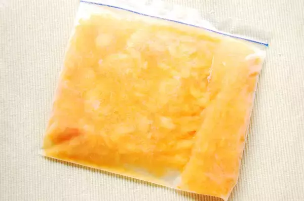 「【熟しすぎ柿を救済】柔らかくなったら「冷凍」が大正解♪手で潰して凍らせる、以上！3か月もつって♡」の画像