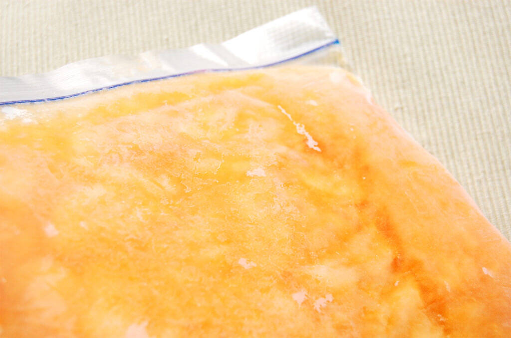 【熟しすぎ柿を救済】柔らかくなったら「冷凍」が大正解♪手で潰して凍らせる、以上！3か月もつって♡