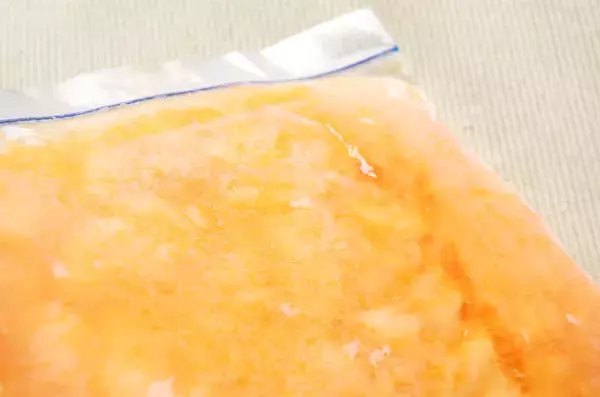 「【熟しすぎ柿を救済】柔らかくなったら「冷凍」が大正解♪手で潰して凍らせる、以上！3か月もつって♡」の画像