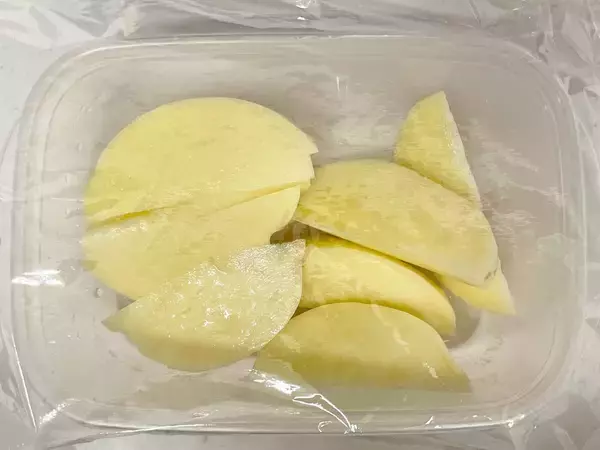 「【Twitterで話題】レンチン「焼きガーリックフライドポテト」作ってみた！濃いめの味付けでカリッ、ほくほく♡」の画像