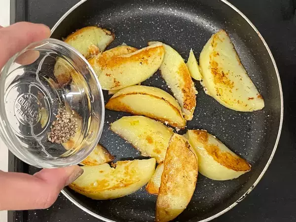 「【Twitterで話題】レンチン「焼きガーリックフライドポテト」作ってみた！濃いめの味付けでカリッ、ほくほく♡」の画像