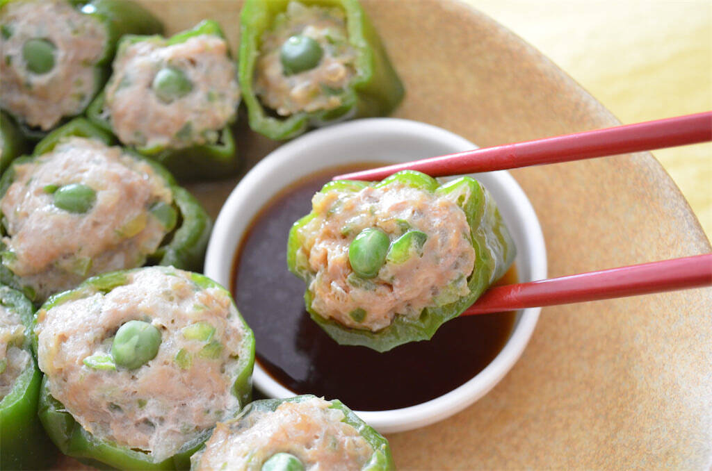 【一粒で2度おいしい】ピーマンの肉詰めっぽい「ピーマンのシュウマイ」作ってみた！ポン酢でもケチャップでも