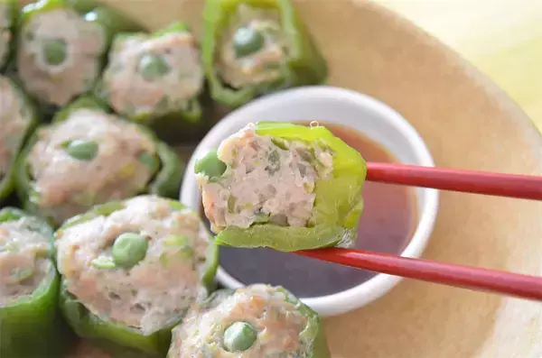 「【一粒で2度おいしい】ピーマンの肉詰めっぽい「ピーマンのシュウマイ」作ってみた！ポン酢でもケチャップでも」の画像