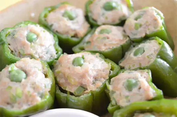 「【一粒で2度おいしい】ピーマンの肉詰めっぽい「ピーマンのシュウマイ」作ってみた！ポン酢でもケチャップでも」の画像