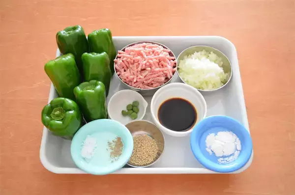 「【一粒で2度おいしい】ピーマンの肉詰めっぽい「ピーマンのシュウマイ」作ってみた！ポン酢でもケチャップでも」の画像