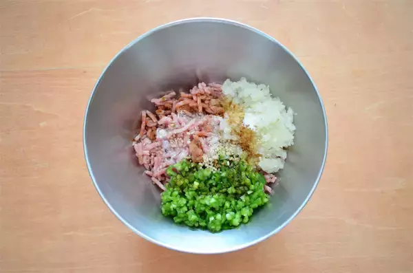 「【一粒で2度おいしい】ピーマンの肉詰めっぽい「ピーマンのシュウマイ」作ってみた！ポン酢でもケチャップでも」の画像