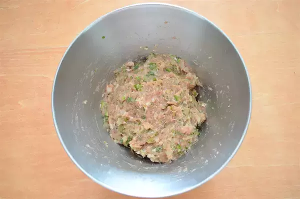 「【一粒で2度おいしい】ピーマンの肉詰めっぽい「ピーマンのシュウマイ」作ってみた！ポン酢でもケチャップでも」の画像