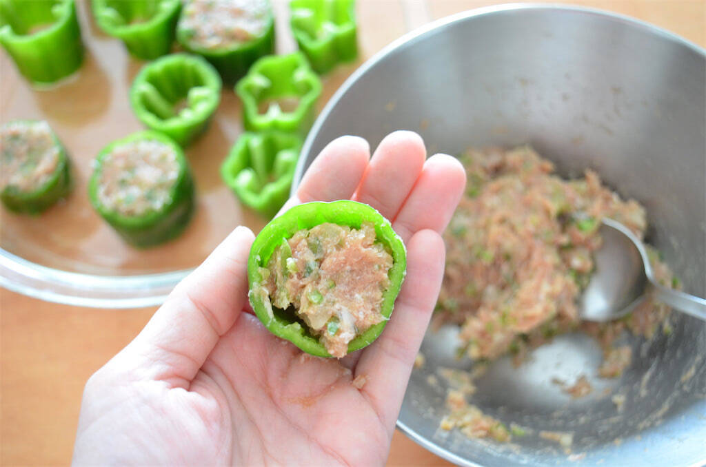【一粒で2度おいしい】ピーマンの肉詰めっぽい「ピーマンのシュウマイ」作ってみた！ポン酢でもケチャップでも