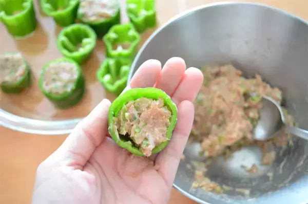 「【一粒で2度おいしい】ピーマンの肉詰めっぽい「ピーマンのシュウマイ」作ってみた！ポン酢でもケチャップでも」の画像