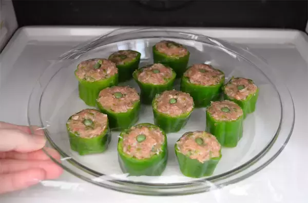 「【一粒で2度おいしい】ピーマンの肉詰めっぽい「ピーマンのシュウマイ」作ってみた！ポン酢でもケチャップでも」の画像