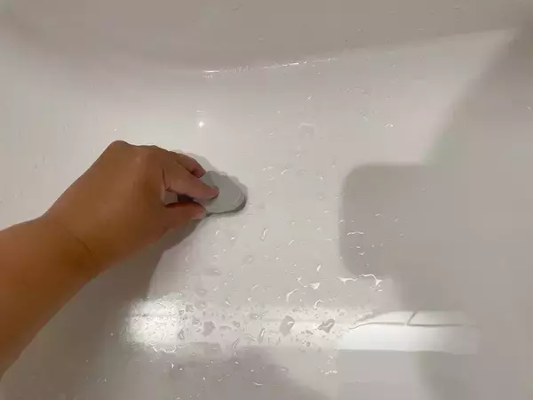 「【キャン★ドゥ】スーッと滑らせればグングン吸水♪可愛い雲の超吸水スポンジが水垢・カビの発生を防ぐ話」の画像