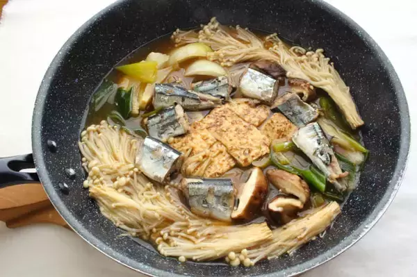 「【すき焼きなのに…肉じゃなくてサンマかよ!?】ぶつ切りにした身がゴロゴロ♪割下は味噌風味でコク旨♡」の画像