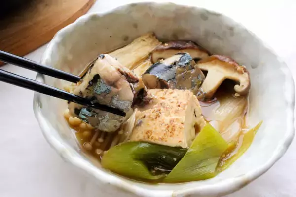 「【すき焼きなのに…肉じゃなくてサンマかよ!?】ぶつ切りにした身がゴロゴロ♪割下は味噌風味でコク旨♡」の画像