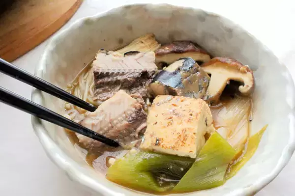 「【すき焼きなのに…肉じゃなくてサンマかよ!?】ぶつ切りにした身がゴロゴロ♪割下は味噌風味でコク旨♡」の画像