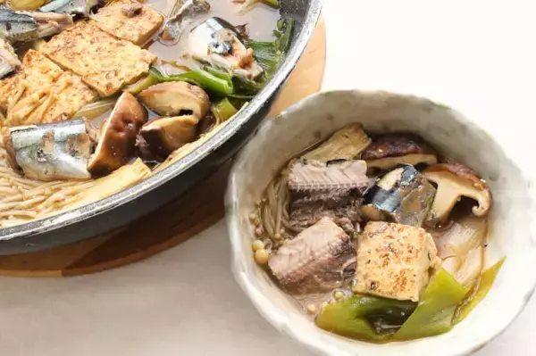 「【すき焼きなのに…肉じゃなくてサンマかよ!?】ぶつ切りにした身がゴロゴロ♪割下は味噌風味でコク旨♡」の画像