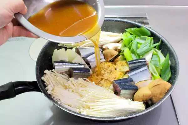 「【すき焼きなのに…肉じゃなくてサンマかよ!?】ぶつ切りにした身がゴロゴロ♪割下は味噌風味でコク旨♡」の画像