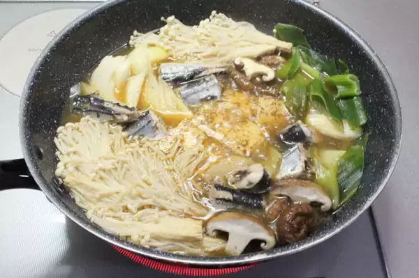 「【すき焼きなのに…肉じゃなくてサンマかよ!?】ぶつ切りにした身がゴロゴロ♪割下は味噌風味でコク旨♡」の画像