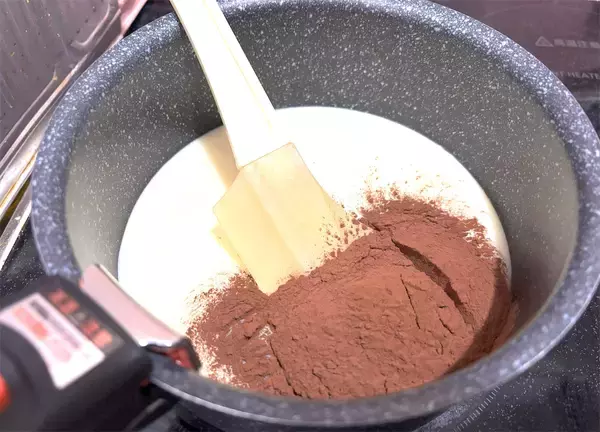 「【ドイツ発】練乳とココアを練って冷やすだけ♪焼かずにお手軽「生チョコ風」作ろう！必要なのは根気だけ」の画像