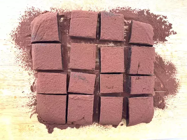 「【ドイツ発】練乳とココアを練って冷やすだけ♪焼かずにお手軽「生チョコ風」作ろう！必要なのは根気だけ」の画像