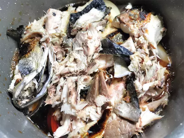 「【絶品！郷土メシ】まるごと串焼きのサバに圧倒！鳥取県の郷土料理「焼きサバの煮付け」を作ってみた!!」の画像