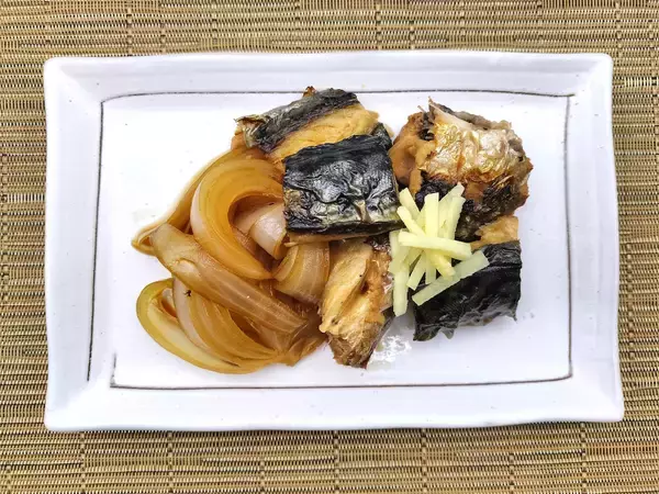 「【絶品！郷土メシ】まるごと串焼きのサバに圧倒！鳥取県の郷土料理「焼きサバの煮付け」を作ってみた!!」の画像