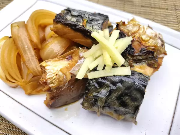 「【絶品！郷土メシ】まるごと串焼きのサバに圧倒！鳥取県の郷土料理「焼きサバの煮付け」を作ってみた!!」の画像