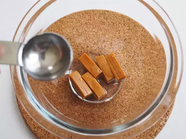 「【市販のキャラメルで本格派】レンジで溶かして冷やすだけ「ミルクプリン」作ってみた！むちっと濃厚なの♡」の画像