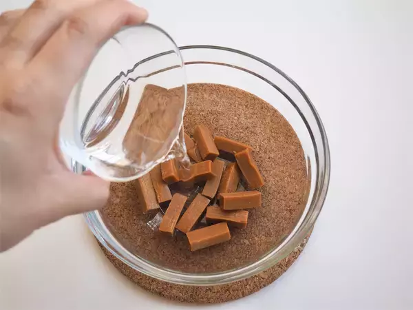 「【市販のキャラメルで本格派】レンジで溶かして冷やすだけ「ミルクプリン」作ってみた！むちっと濃厚なの♡」の画像