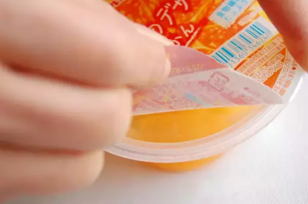 「汁が飛び散りやすい＆開けにくい「カップゼリーのフタ」をすんなり開ける方法を試してみた！」の画像
