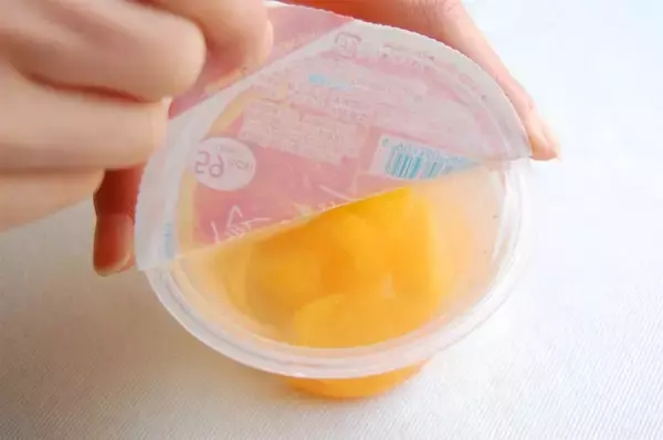 「汁が飛び散りやすい＆開けにくい「カップゼリーのフタ」をすんなり開ける方法を試してみた！」の画像