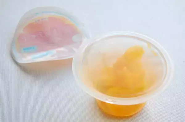 「汁が飛び散りやすい＆開けにくい「カップゼリーのフタ」をすんなり開ける方法を試してみた！」の画像