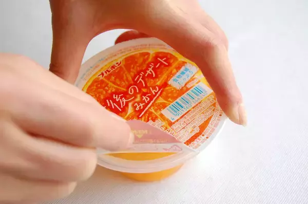 「汁が飛び散りやすい＆開けにくい「カップゼリーのフタ」をすんなり開ける方法を試してみた！」の画像