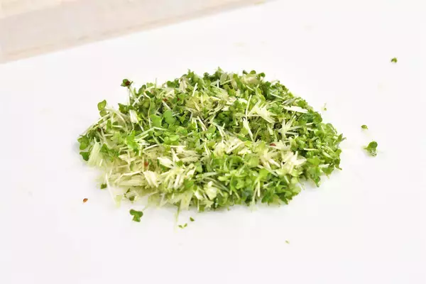 「【青髪のテツ】ブロッコリースプラウトは「刻んで放置」が正解！話題の栄養成分を最大限に引き出す裏ワザ」の画像