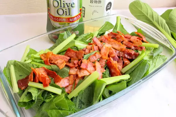 「【カリカリベーコンへの道】冷たいフライパンで焼く「コールドスタート」で失敗ナシ♪サラダにジュワッとかけて」の画像